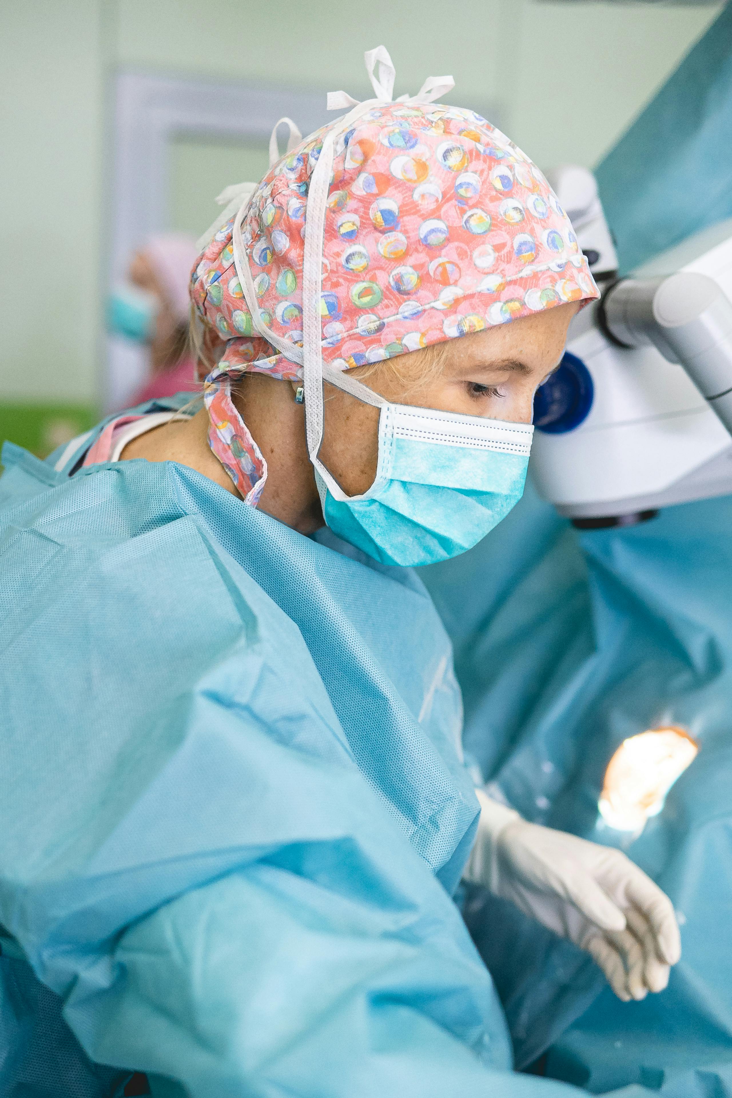 Operacija dioptrije z lečo skozi oči pacienta